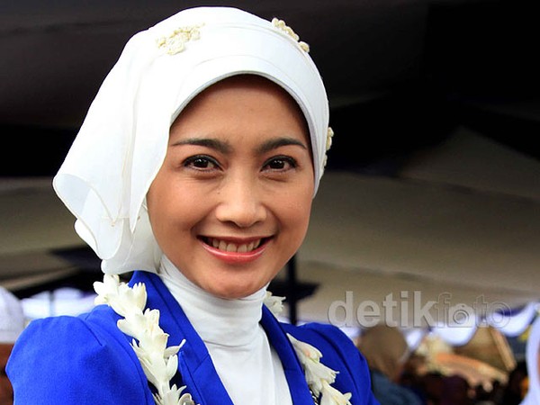 Desi Ratnasari Cantik Berjilbab