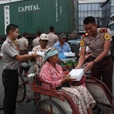 Praktik Bermasyarakat, Taruna Akpol Bagikan Takjil