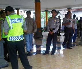 Tak Terima Balsem, Puluhan Warga di Malang Geruduk Balai Desa