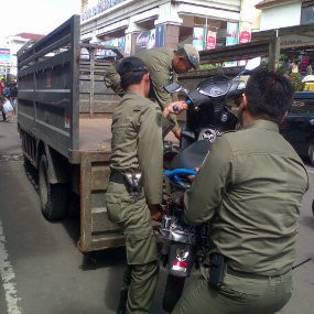 Razia Parkir Liar, Petugas Angkut Paksa Sejumlah Motor