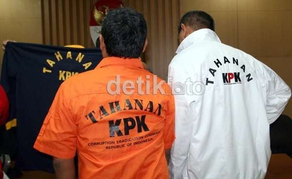 4 Gaya Tersangka Korupsi Kenakan Baju Tahanan KPK