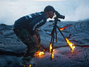 Demi Foto Keren, Pria Ini Rela Sepatunya Terbakar Lahar