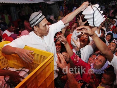 Warga Serbu Paket Berbuka dari Prabowo