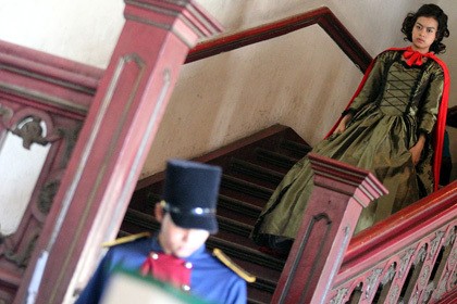 Eva Celia Kenakan Gaun Bak Putri Dongeng di Film Adriana