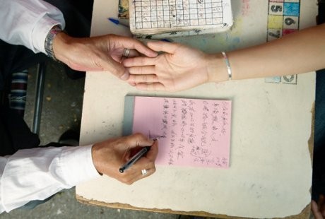 Percaya Ramalan, Garis di Telapak Tangan Pun Diperbaiki Lewat Operasi