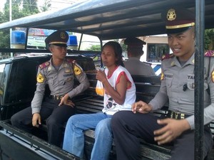 Diduga Stres Rutin Jelang Lebaran, Perempuan Mengamuk di Jalanan