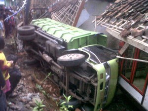 Saat Buka Puasa, Truk Pasir Timpa 2 Rumah di Tasikmalaya