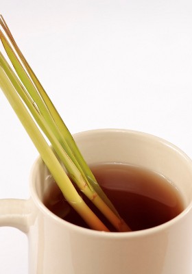Slurp! Hangat Wangi Teh Sereh Untuk Berbuka