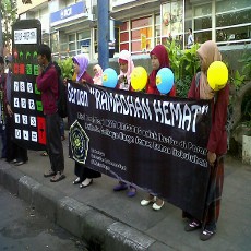 Harga Sembako Naik, Aksi Pembagian Ikat Pinggang Sindir Pemerintah