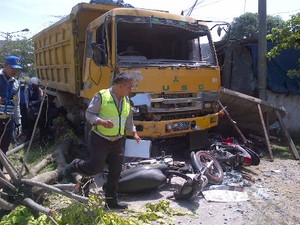 Truk Tabrak Warung dan 4 Motor di Medan, Seorang Terluka