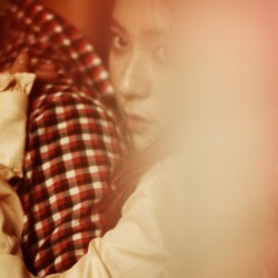 Pria yang Dipeluk Krystal f(x) di Teaser Bukan Kai EXO?
