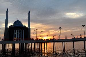 Ngabuburit di Pantai Losari: Masjid Terapung & Pesta Kuliner