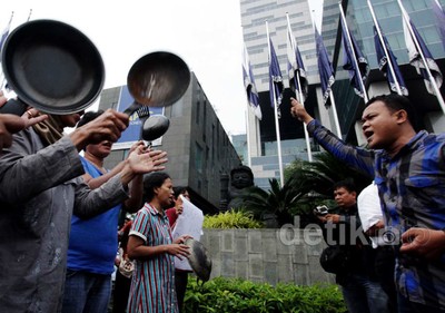 Bawa Wajan, Ibu-ibu Demo Gita Wirjawan