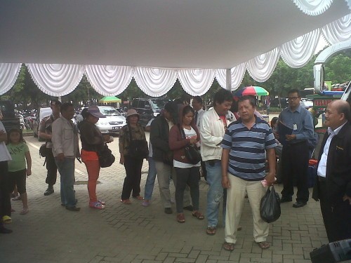 Kisah Seorang Bapak Antre dari Jam 06.30 Pagi Demi Tukar Uang di Monas