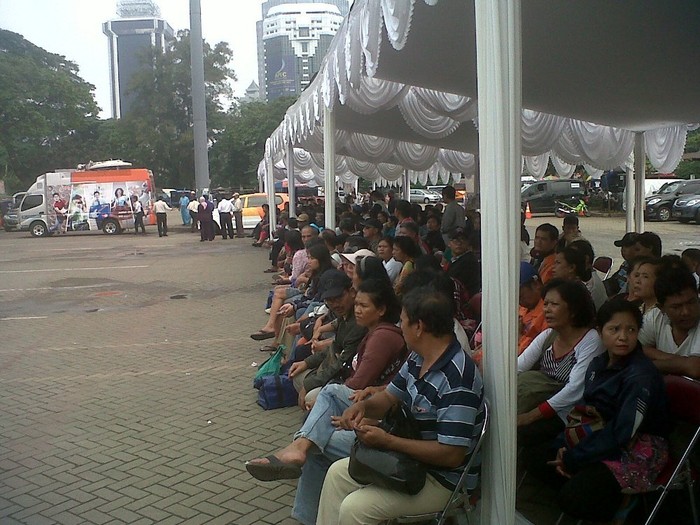 Pagi-pagi Ratusan Orang Sudah Antre Penuhi Penukaran Receh di Monas