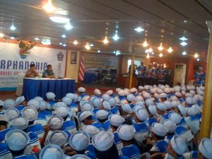  Asyik! 320 Anak Yatim Ikut Pesantren Kilat di Atas Kapal Perang