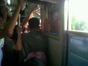 Kereta Commuter Semakin Tak Nyaman, Panas dan Desak-desakan