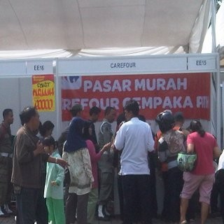 Warga Jakarta Serbu Pasar Murah di Monas