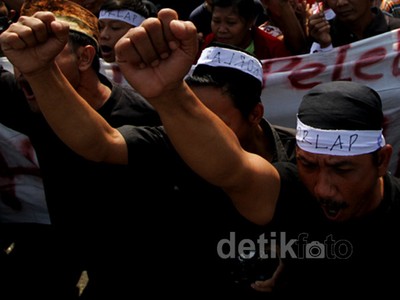 Warga Demo Pabrik Baja di Area Situs Majapahit