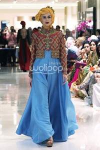 Dian Pelangi Turban with Modern Twist. Dian Pelangi Trunk Show 2013 The Glory of Celebration at Pacific Place Lt.1. Galleries Lafayette. Jakarta. [Foto: Mohammad abduh/Wolipop]