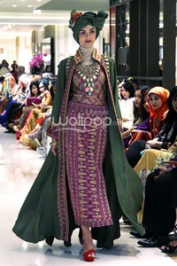 Dian Pelangi Turban with Modern Twist. Dian Pelangi Trunk Show 2013 The Glory of Celebration at Pacific Place Lt.1. Galleries Lafayette. Jakarta. [Foto: Mohammad abduh/Wolipop]