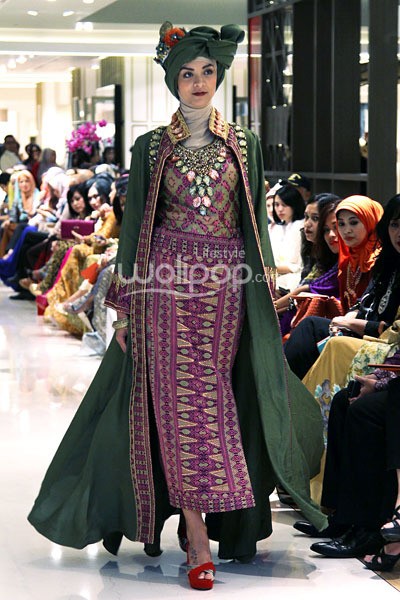 Dian Pelangi Turban with Modern Twist. Dian Pelangi Trunk Show 2013 The Glory of Celebration at Pacific Place Lt.1. Galleries Lafayette. Jakarta. [Foto: Mohammad abduh/Wolipop]