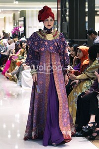 Dian Pelangi Turban with Modern Twist. Dian Pelangi Trunk Show 2013 The Glory of Celebration at Pacific Place Lt.1. Galleries Lafayette. Jakarta. [Foto: Mohammad abduh/Wolipop]