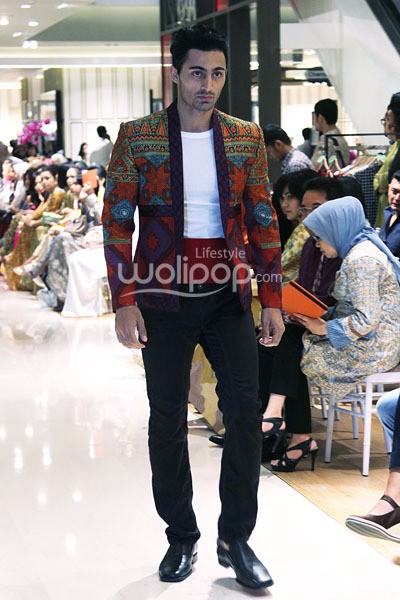 Dian Pelangi Turban with Modern Twist. Dian Pelangi Trunk Show 2013 The Glory of Celebration at Pacific Place Lt.1. Galleries Lafayette. Jakarta. [Foto: Mohammad abduh/Wolipop]