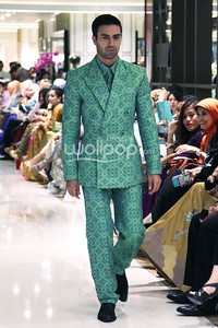 Dian Pelangi Turban with Modern Twist. Dian Pelangi Trunk Show 2013 The Glory of Celebration at Pacific Place Lt.1. Galleries Lafayette. Jakarta. [Foto: Mohammad abduh/Wolipop]