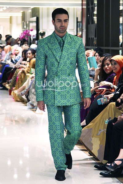 Dian Pelangi Turban with Modern Twist. Dian Pelangi Trunk Show 2013 The Glory of Celebration at Pacific Place Lt.1. Galleries Lafayette. Jakarta. [Foto: Mohammad abduh/Wolipop]