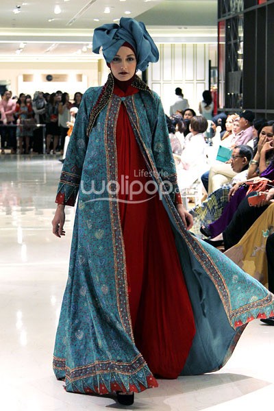Dian Pelangi Turban with Modern Twist. Dian Pelangi Trunk Show 2013 The Glory of Celebration at Pacific Place Lt.1. Galleries Lafayette. Jakarta. [Foto: Mohammad abduh/Wolipop]