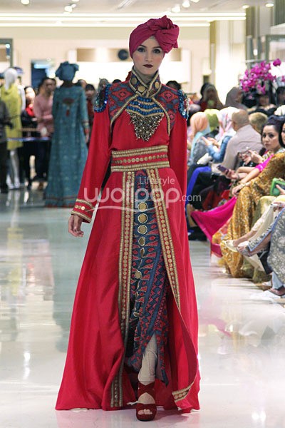 Dian Pelangi Turban with Modern Twist. Dian Pelangi Trunk Show 2013 The Glory of Celebration at Pacific Place Lt.1. Galleries Lafayette. Jakarta. [Foto: Mohammad abduh/Wolipop]