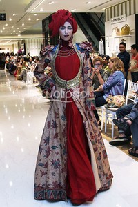 Dian Pelangi Turban with Modern Twist. Dian Pelangi Trunk Show 2013 The Glory of Celebration at Pacific Place Lt.1. Galleries Lafayette. Jakarta. [Foto: Mohammad abduh/Wolipop]