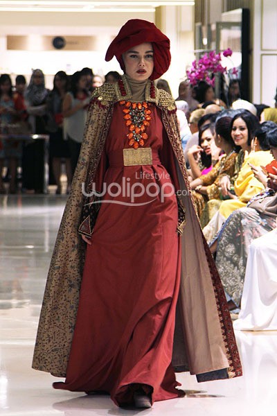 Dian Pelangi Turban with Modern Twist. Dian Pelangi Trunk Show 2013 The Glory of Celebration at Pacific Place Lt.1. Galleries Lafayette. Jakarta. [Foto: Mohammad abduh/Wolipop]
