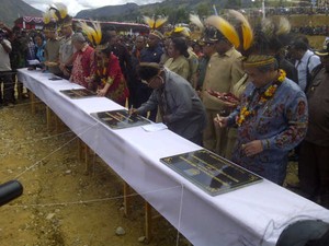 Disambut Ritual Bakar Batu, 2 Menteri Canangkan Kota Mandiri di Pelosok Papua