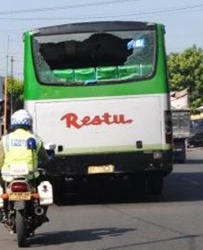 Bus Restu Dirusak Warga Setelah Serempet Motor