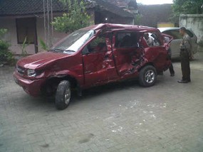 Kereta Api Tabrak Panther, 3 Tewas 4 Orang Luka