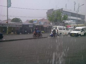Banyak Motor Parkir di Jalur Lambat, Lalin di Jatinegara Macet