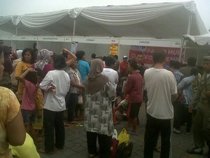 Polisi Bantu Pemda DKI Tertibkan Pasar Kaget Ramadan yang Memacetkan