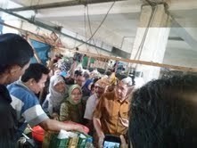 5 Gaya Unik Blusukan Ala Menteri SBY 