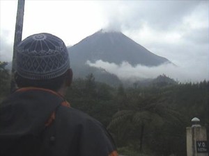 Merapi Hujan Abu, Lansia dan Anak-anak di Cangkringan Diungsikan