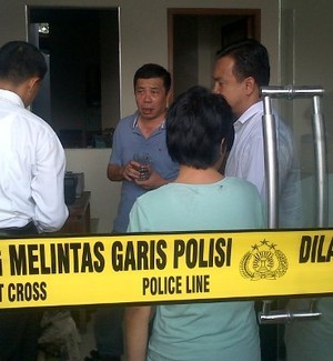 Sekap 2 Korban, 3 Perampok Berpistol Larikan Rp 680 Juta dan 2 Mobil