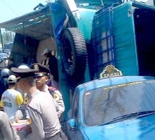  Penjual Koran Tewas Tertindih Truk Terguling di Semarang
