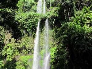 Air Terjun Gila di Lombok, Cantiknya Alamak!