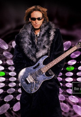 5 Alasan Nonton Konser Steve Vai Malam Ini