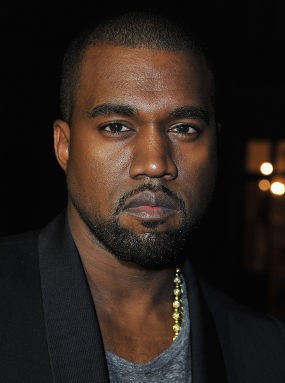 Merasa Diprovokasi, Kanye West Pukul Paparazi di Bandara 