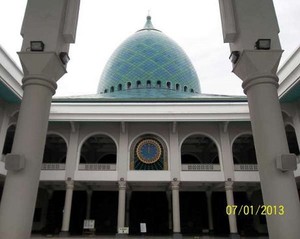 Masjid Al Akbar Surabaya, Berkubah Setengah Bujur Telur nan Megah