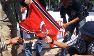 50 Orang Demo Tolak Qanun Aceh, Sempat Terjadi Aksi Bakar Bendera
