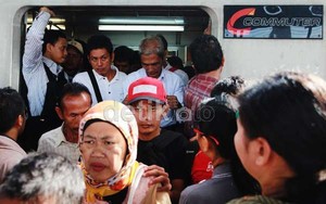 Ini Suara Penumpang KRL yang Hampir Pingsan di Dalam Gerbong