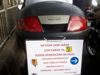 Jaga Jarak! Lagi Bonceng Ibu Hamil